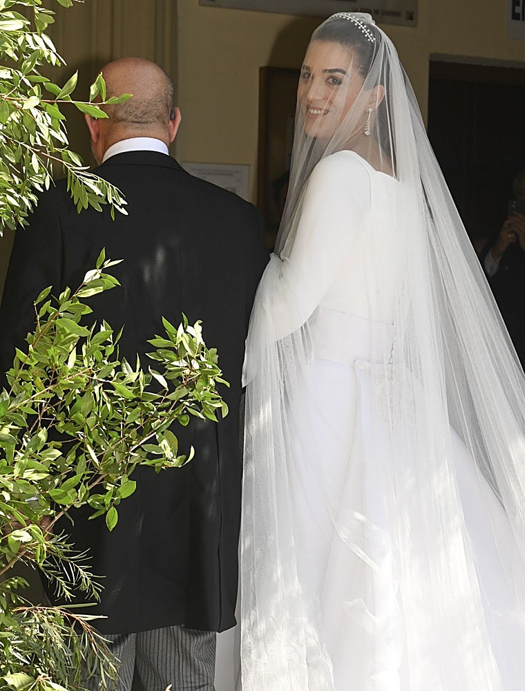Bárbara entró a la iglesia con el velo de tul de seda.