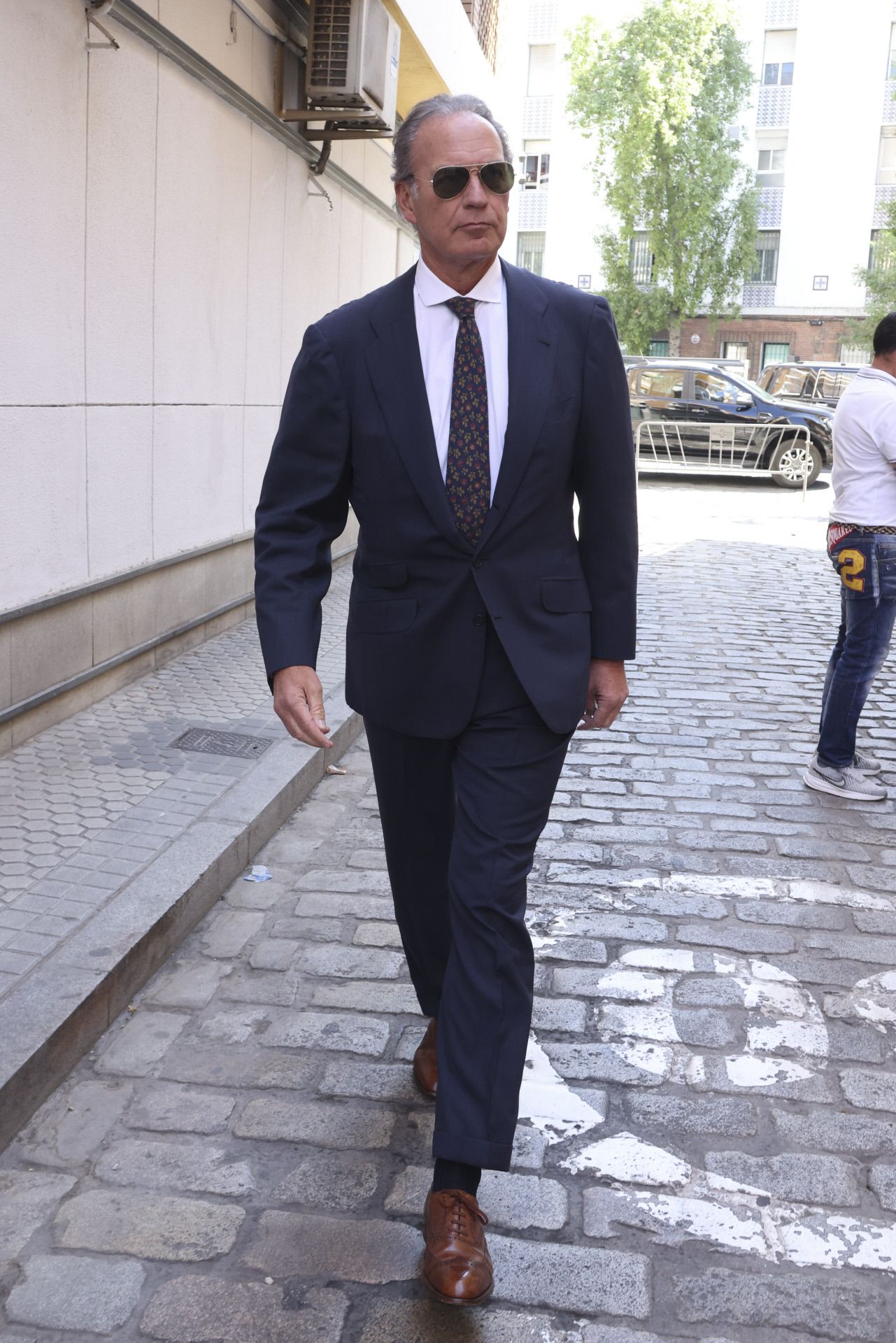 Bertín Osborne, con traje a su llegada a la iglesia del Cristo de los Gitanos. 