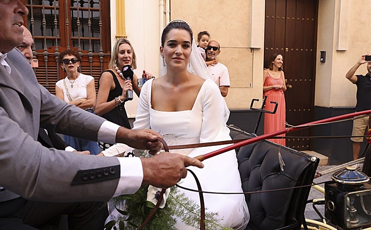 Imagen principal - Así es el vestido de Bárbara Mirjan en su boda con Cayetano Martínez de Irujo: un homenaje a Sevilla e inspirado en la Virgen de los Gitanos