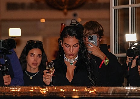 Imagen secundaria 1 - Marta Ortega, Georgina Rodríguez y Meghan Markle con looks completamente negros en París