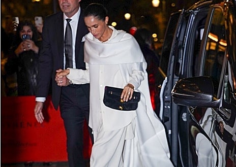 Imagen secundaria 1 - El estilismo completamente blanco que Meghan Markle ha llevado en París