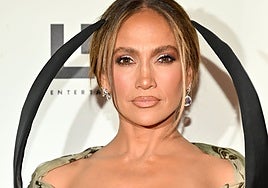 El vestido escultórico de Jennifer Lopez para volver a posar junto a Ben Affleck en un photocall