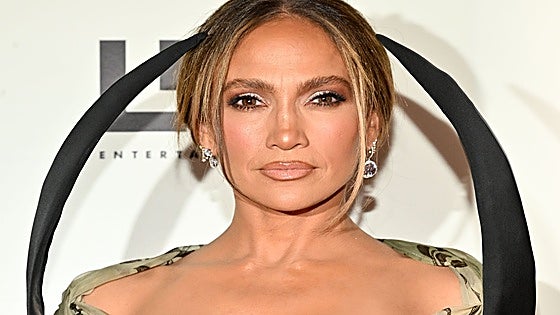 El vestido escultórico de Jennifer Lopez para volver a posar junto a Ben Affleck en un photocall