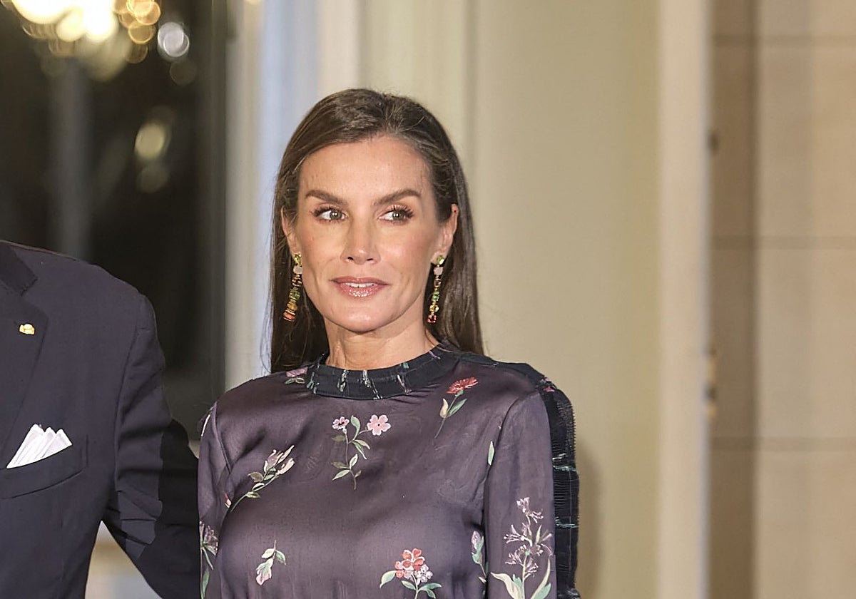 Doña Letizia en Bruselas con vestido de Armani.