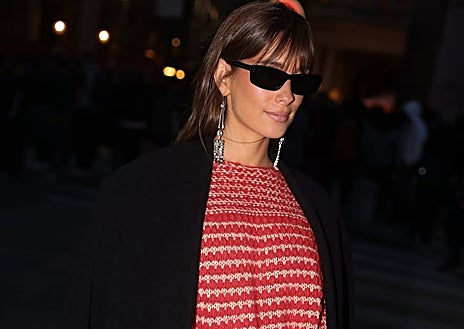 Imagen secundaria 1 - Blanca Suárez y María Pombo han llevado flequillos postizos, mientras que Demi Moore, no se sabe, pero también ha añadido este complemento capilar a su melena. 