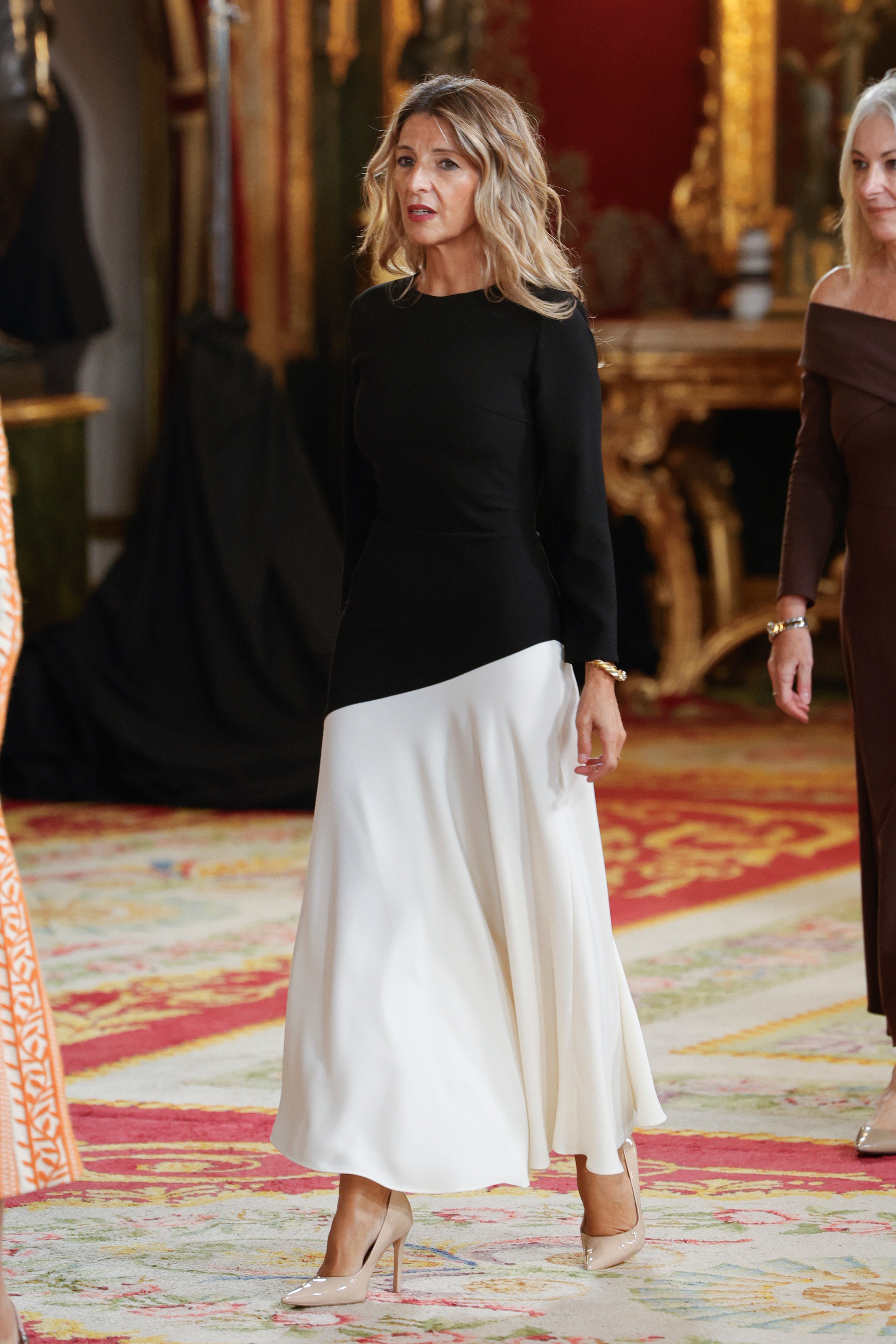 Vestido bicolor de Yolanda Díaz con cuerpo negro ceñido con manga larga y falda vaporosa en color blanco. Se trata de un diseño de la firma española Coosy de hace varias temporadas y que hace un tiempo también le vimos lucir a la actriz Paula Echevarría. Un diseño que en su día estaba disponible por 155 euros y del que actualmente han lanzado una versión algo más elegante como una de sus apuestas para invitadas de otoño