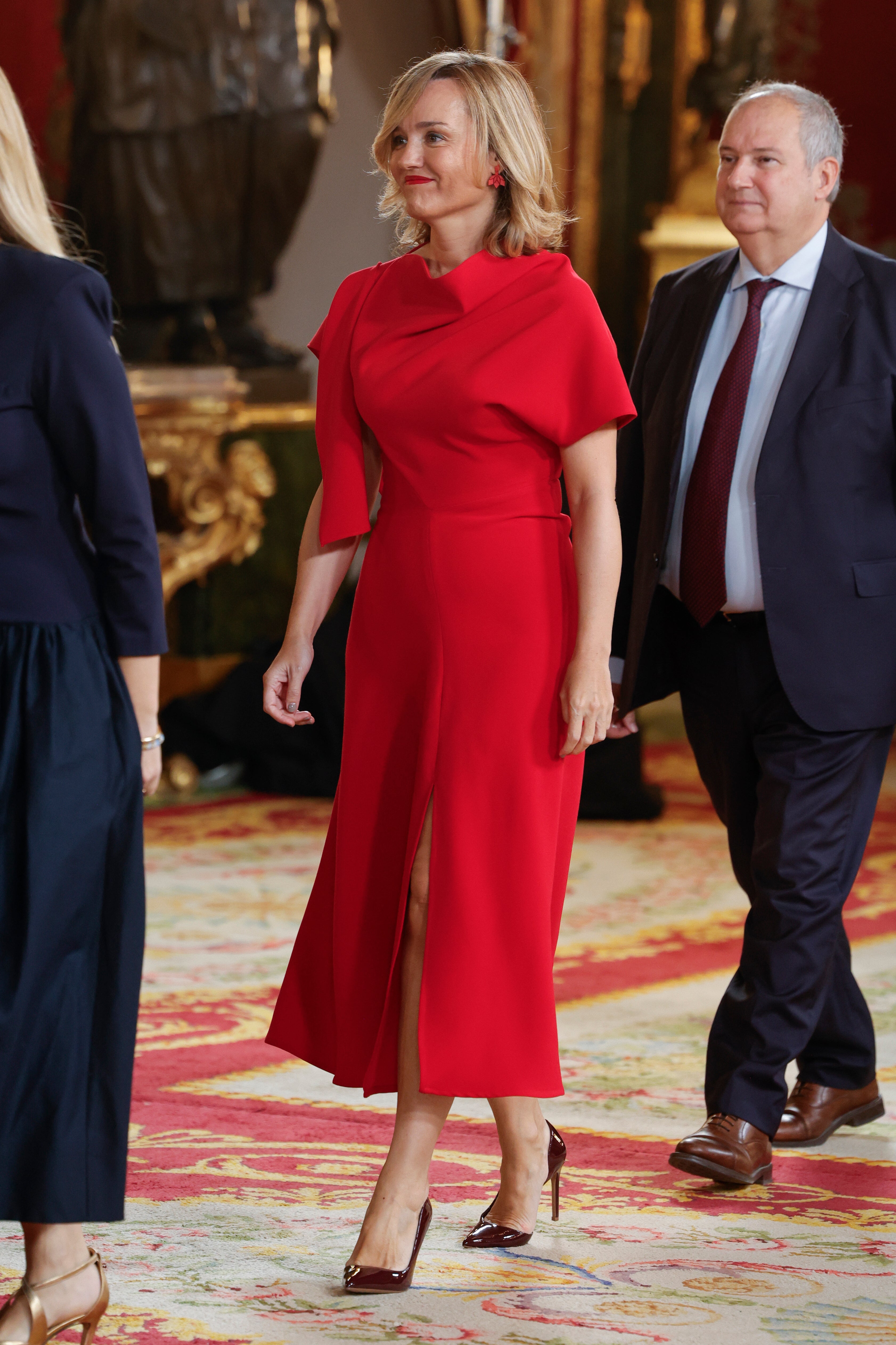 La Ministra de Educación, Pilar Alegría con un elegante diseño en color rojo de Moisés Nieto. 