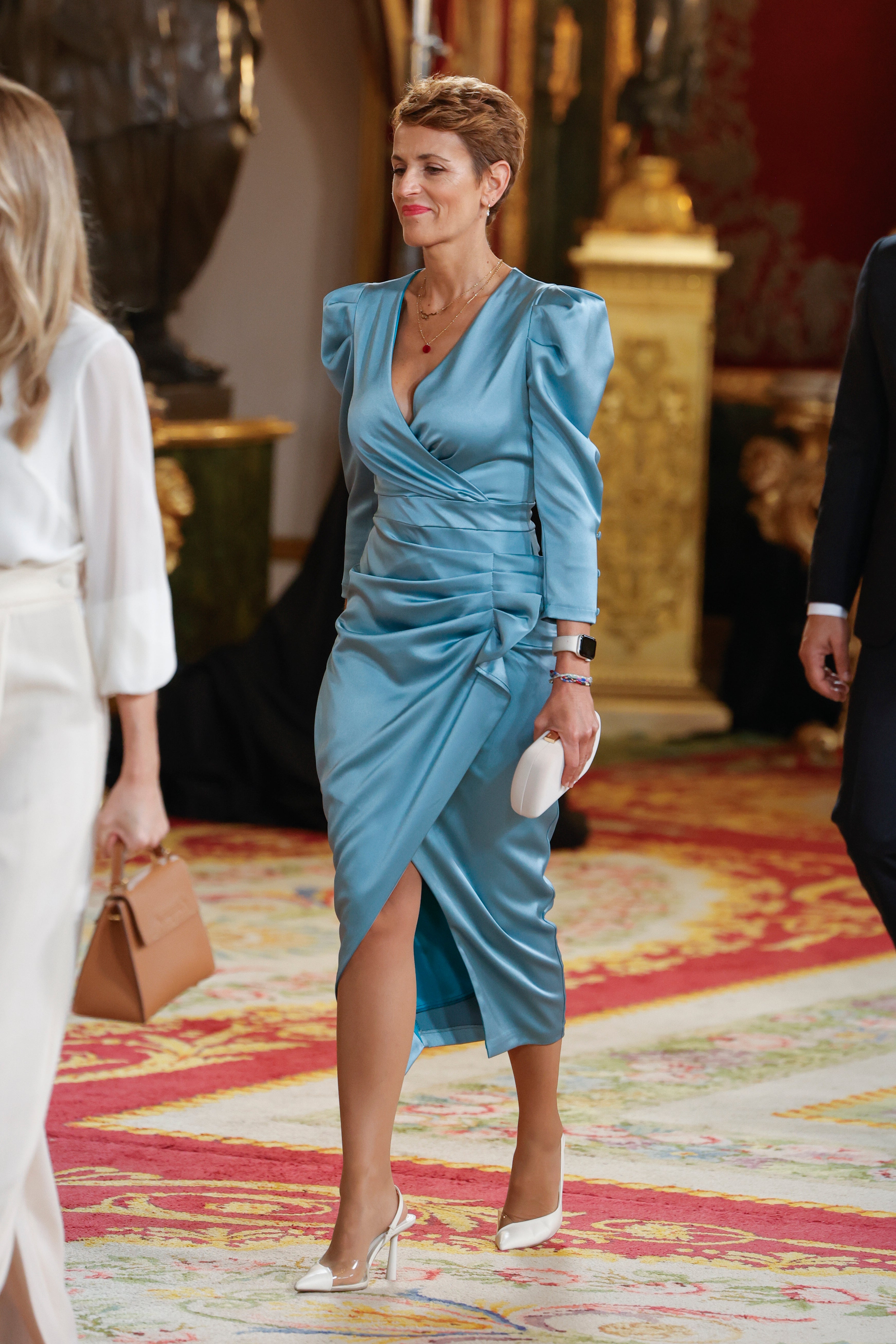 María Chivite con vestido drapedado de manga larga en color azul bebé. Ester Muñoz, Portavoz del Grupo Parlamentario Popular en el Congreso de los Diputados con vestido en tonos naranjas y rojos