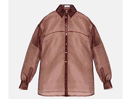 Imagen secundaria 1 - Chaqueta Scpuvest de Scalpers (159 euros); Camisa de organza marrón de The Loom (135 euros) y jersey de canalé con cuello polo Mango (29,99 euros)