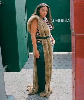 Imagen secundaria 2 - Chaqueta de ante de Monpiel (289,90 euros), falda Clari de Sézane x Baziszt (280 euros) y modelo con estola XL de Mango