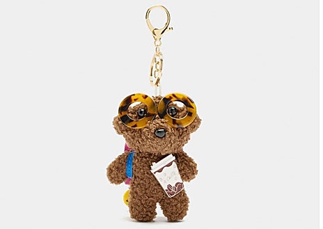 Imagen secundaria 1 - Accesorios preciosistas: Gafas Milena de la colección MÓ x IQ (69€), charm con forma de osito de Parfois (19,99€) y bolso Bolso Bárbara Yute de La Portegna (380€)
