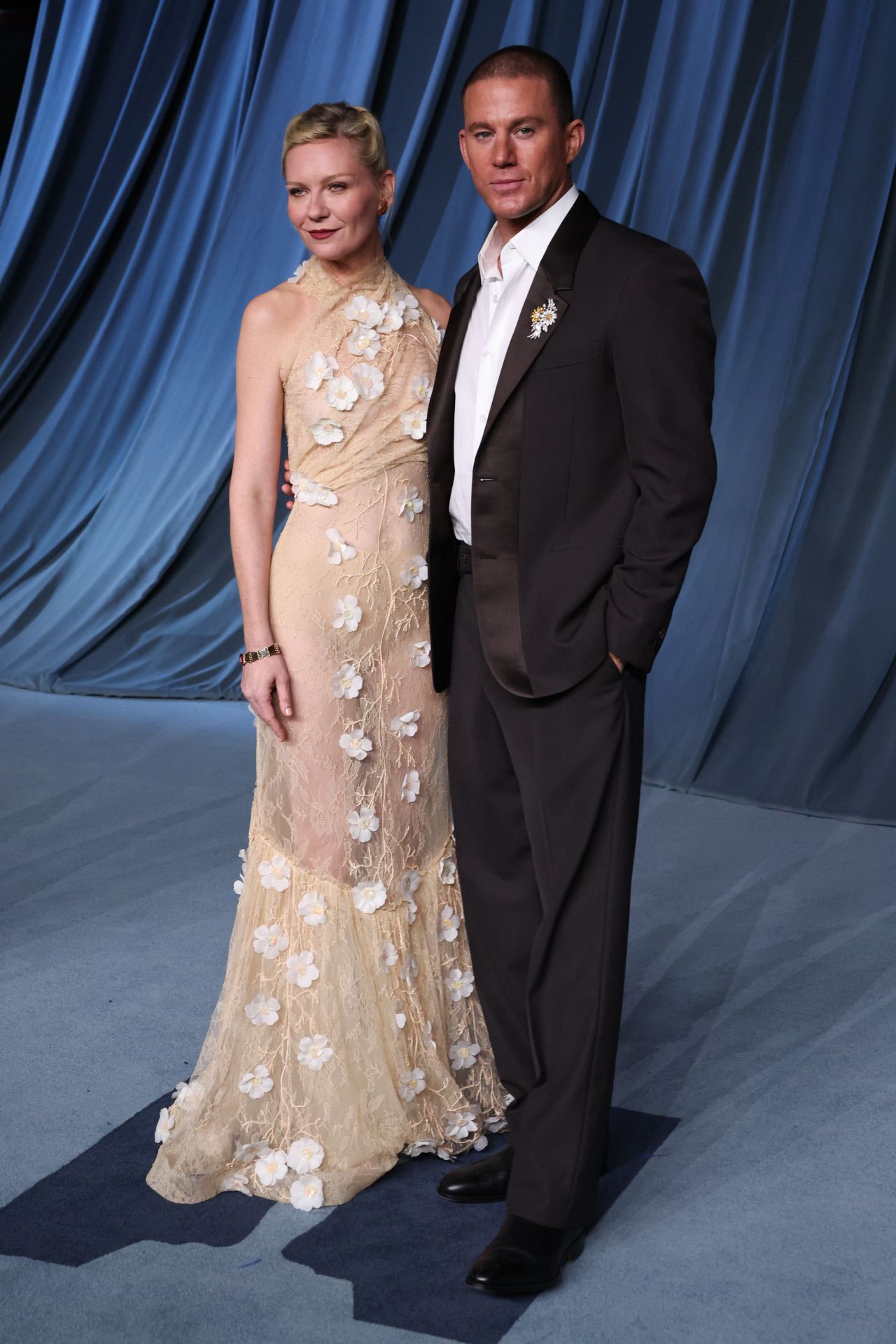 Kirsten Dunst llevó un vestido en color beige confeccionando con encaje floral, con cuello halter. Pôsó con Channing Tatum que eligió un total look de Fendi compuesto por una chaqueta entallada de crepé de lana marrón con solapa de seda y pantalones a juego, pertenecientes a la Colección Otoño/Invierno 2025-2026.