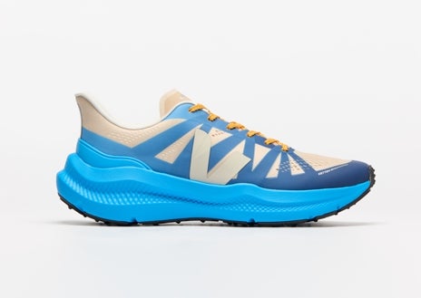 Imagen secundaria 1 - Abrigo Lora Jacket con lana 100% reciclada y reciclable de Ecoalf(475€); zapatillas de running ecológica Condor 3 de Veja (180€) y vestido 'zero waste' de SKFK (145€)