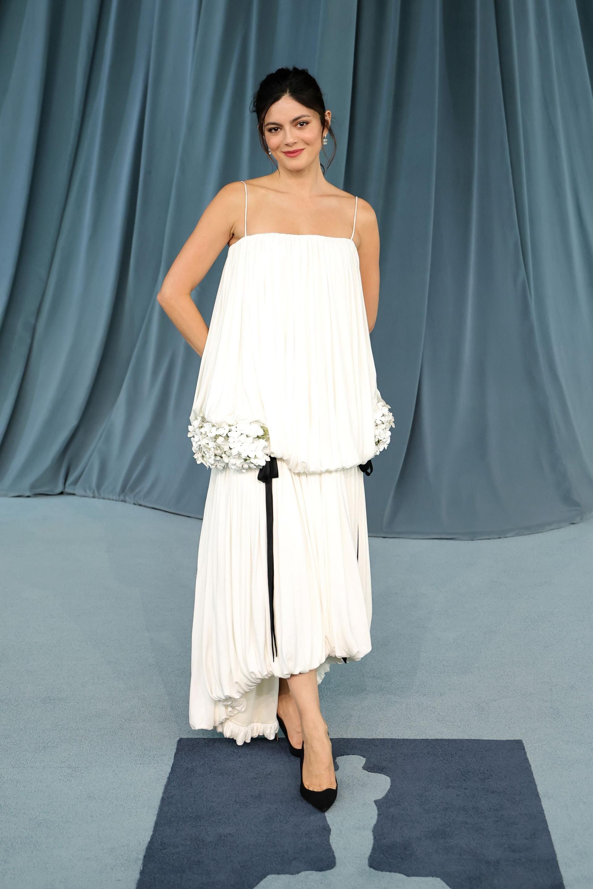 Monica Barbaro lució un vestido bustier plisado de seda blanca de Dior Primavera Verano 2026.