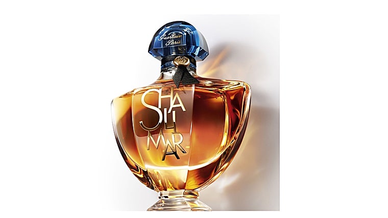 Shalimar L'Essence rinde homenaje a la fragancia Shalimar de Guerlain lanzada en 1925.