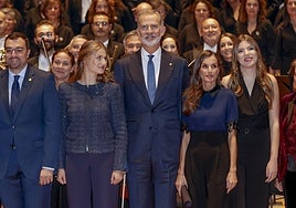 Los looks en azul y negro de la Reina Letizia y sus hijas en el concierto de Oviedo