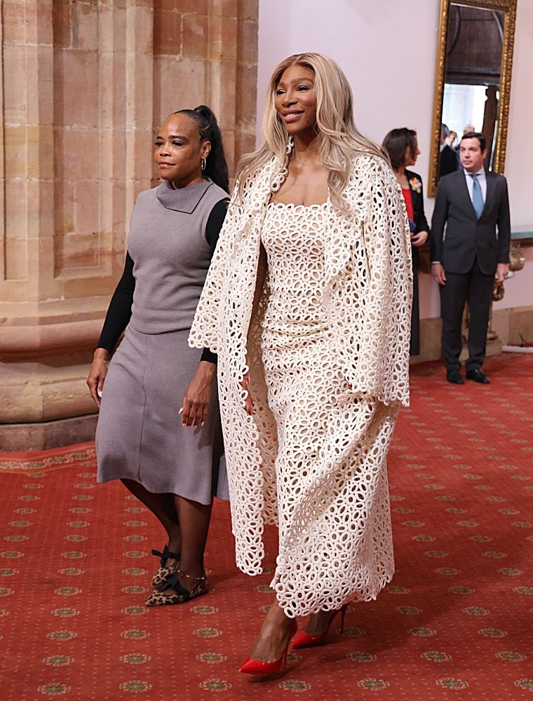 Serena Williams con un conjunto blanco troquelado.