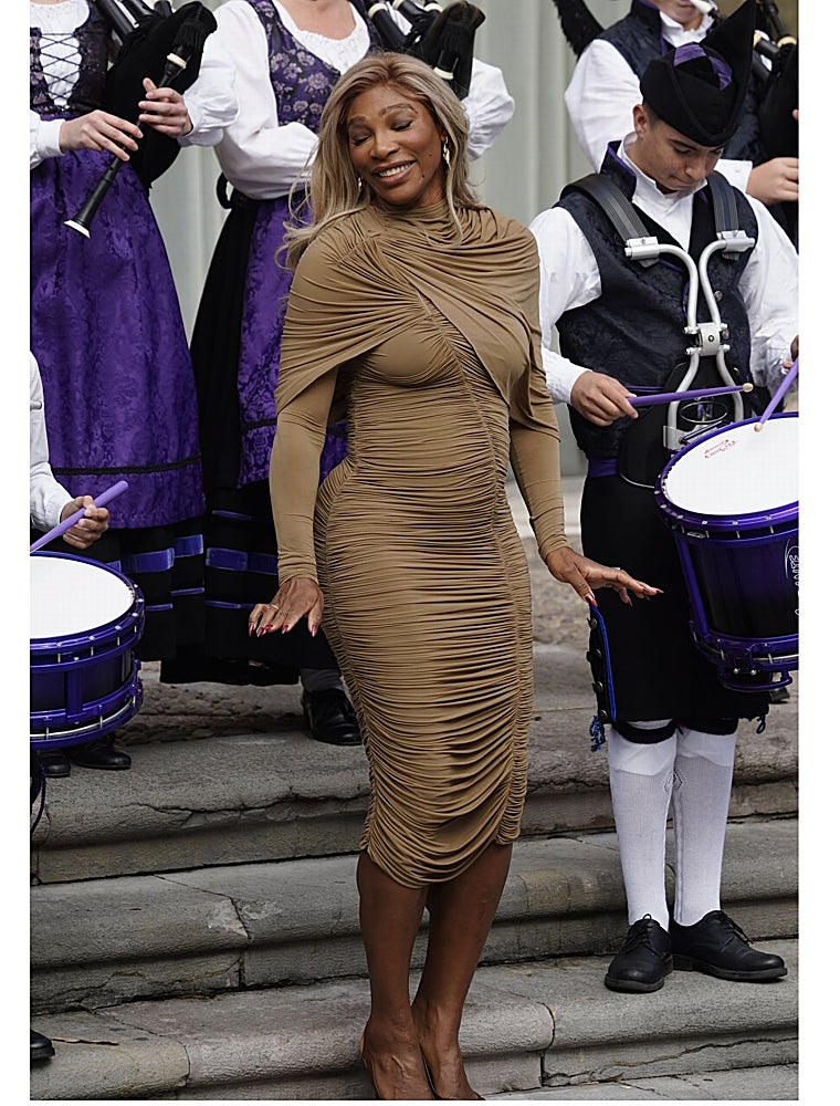 Serena Williams con un vestido ajustado de Magda Butrym en la puerta del hotel la Reconquista de Oviedo.