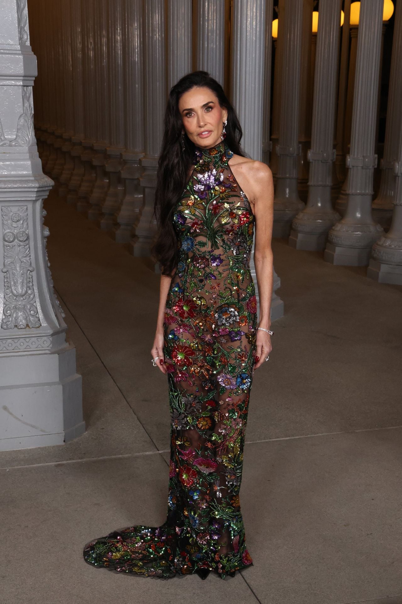También de Gucci era el vestido joya que lució Demi Moore. Un diseño con transparencias y coloridas flores bordadas con lentejuelas 