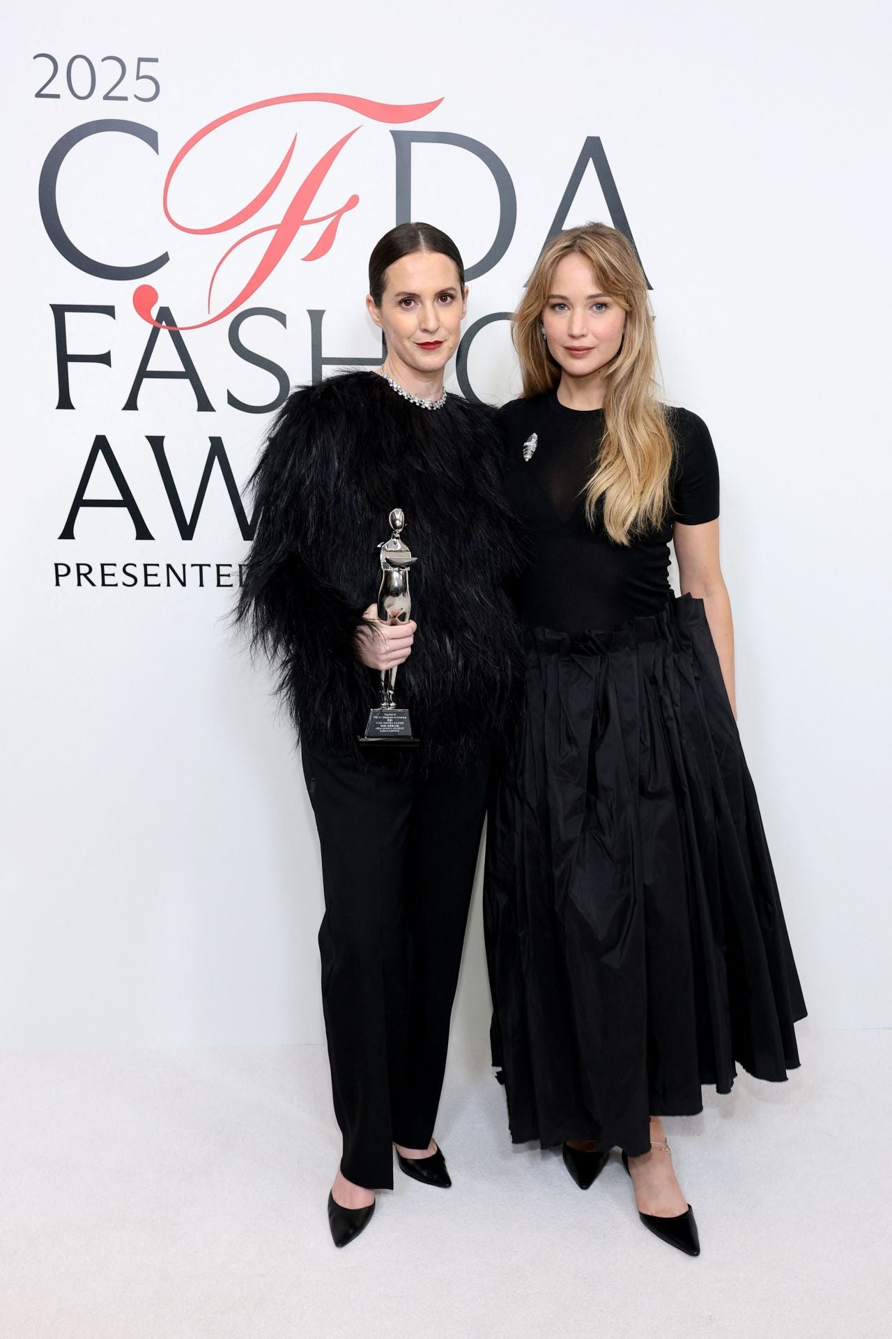 Jennifer Lawrence, de negro, con una falda con volumen, entregó el premio a Sara Moonves