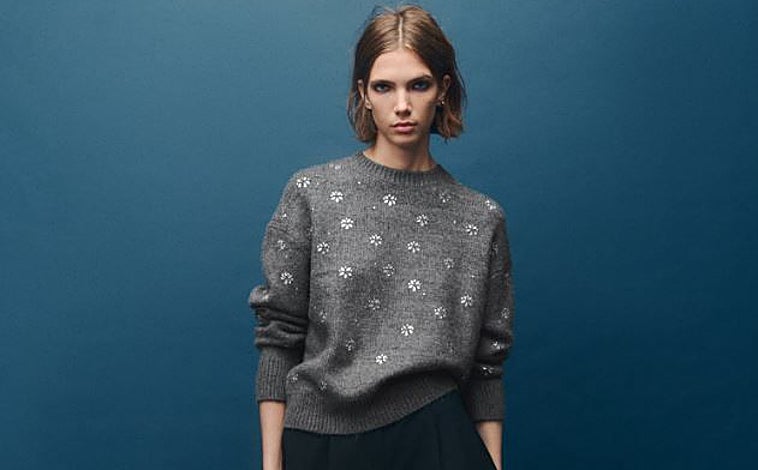 Imagen principal - Jersey con detalles de cristales de Mango (49,99€), modelo con estampado a rombos de Zara (35,95€) y jerxey 'Luke' de Sçezane (125€)