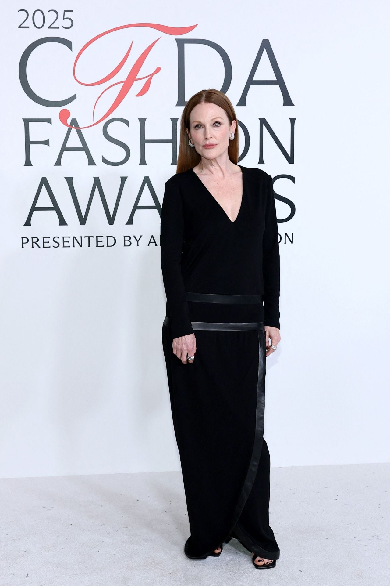 Julianne Moore también se decantó por un original look en color negro. 