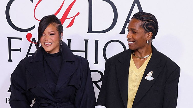 Vestidos icónicos, parejas a juego y otros looks de impacto en la alfombra roja de los premios CFDA 2025