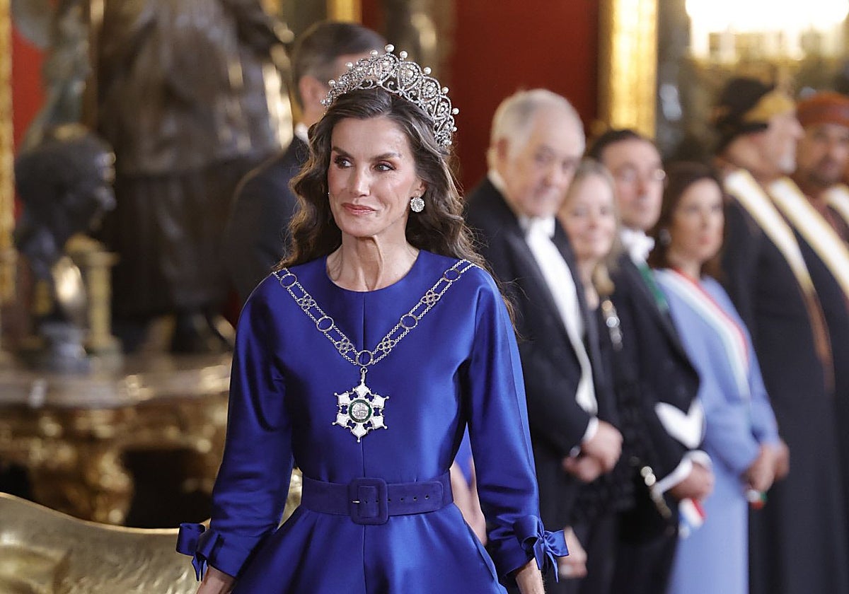 La Reina Letizia deslumbra con vestido azul cobalto, una histórica tiara y el pelo rizado en la cena en honor al sultán de Omán