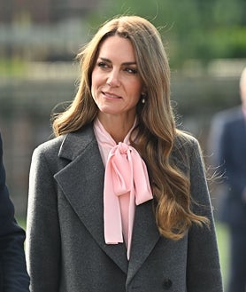 Imagen secundaria 2 - Yolanda Díaz, la Reina Letizia y Kate Middleton visten blusas con lazo