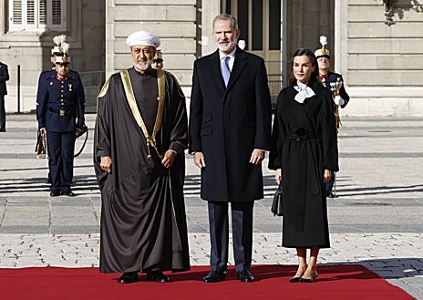 Imagen secundaria 1 - Yolanda Díaz, la Reina Letizia y Kate Middleton visten blusas con lazo