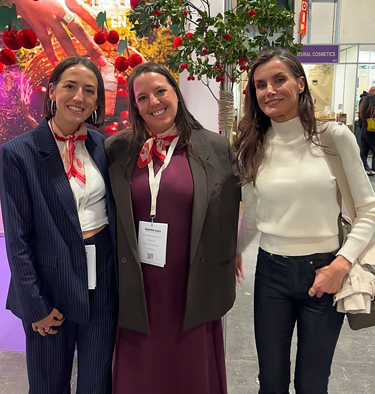 Doña Letizia con las hermanas Ainhoa y Thaís de Cherry Cosmdetics.