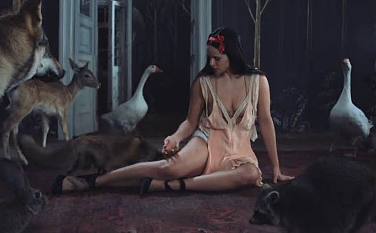 Imagen principal - Detalles de algunos de los estilismos de Rosalía en Berghain