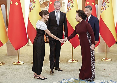 Imagen secundaria 1 - Detalles del vestido de gala firmado por Carolina Herrera que ha lucido la Reina Letizia