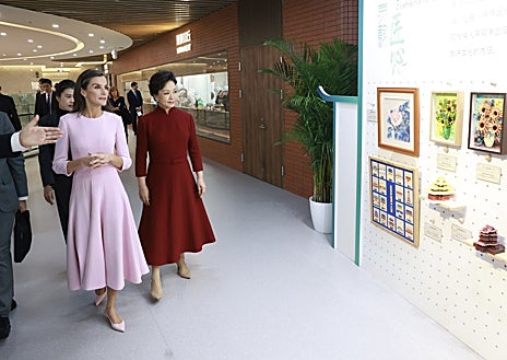 Imagen secundaria 1 - Detalles del estilismo de la Reina durante su visita de Estado a China