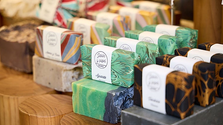 Jabón y Papel tiene tienda en Madrid.
