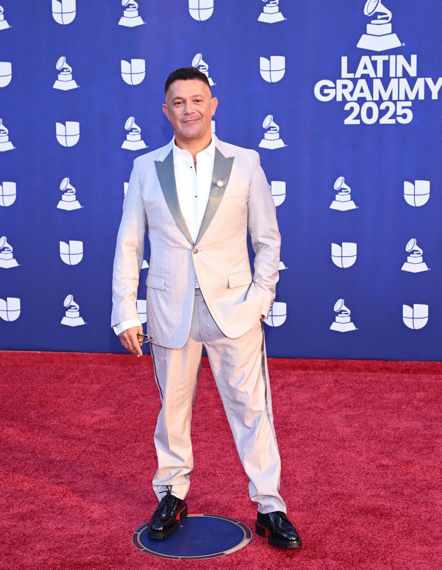 Alejandro Sanz eligió un traje claro, en contraste con la mayoría de invitados que optó por el negro. 