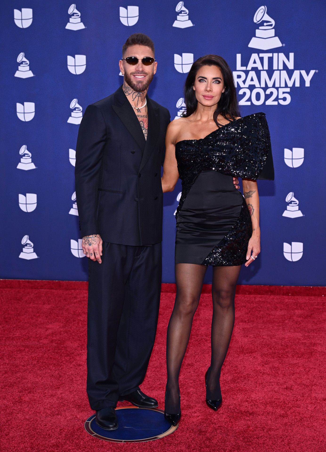 Sergio Ramos de negro y Pilar Rubio con un minivestido de Redondo Brand hecho a medidia, que combinaba el raso duquesa con el brillo de la lentejuela negra. La española lució, además, medias transparentes, una de las tendencias de esta temporada, y joyas de Carrera y Carrera. 