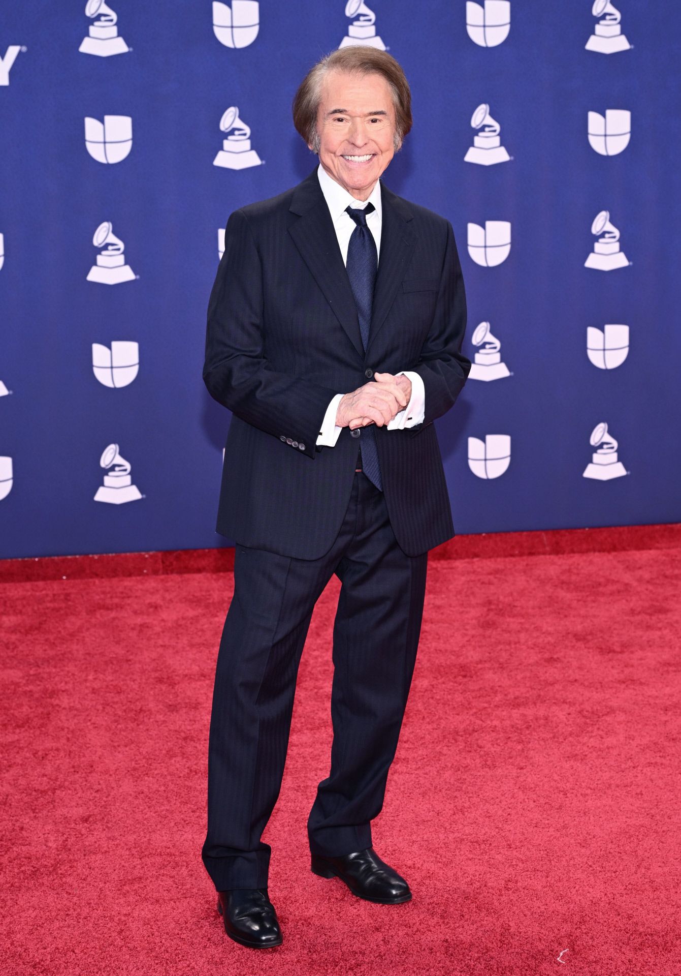 Raphael, nombrado Persona del Año, no se perdió la alfombra roja, en la que posó con un traje clásico en color azul marino. 