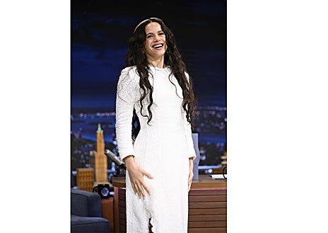 Imagen secundaria 1 - Detalles del vestido blanco que Rosalía lució durante la entrevista