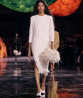 Imagen secundaria 2 - Detalles del vestido blanco que Rosalía lució durante la entrevista