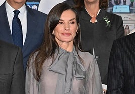 La Reina Letizia estrena look lady: falda de cuero y blusa con lazo