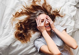 Cómo afecta la falta de sueño al pelo y por qué la noche es un buen momento para tratarlo