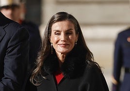 La Reina Letizia, con vestido rojo de bajo asimétrico para recibir al presidente de Alemania