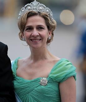 Imagen secundaria 2 - La Reina Victoria Eugenia en 1956, la Reina Sofía en 2007 y la Infanta Cristina en 2010, todas ellas con la tiara Cartier