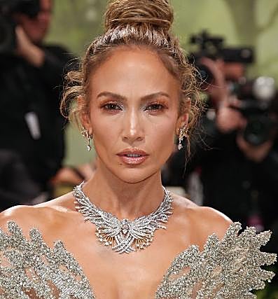Jennifer Lopez con collar y pendientes repletos de diamantes