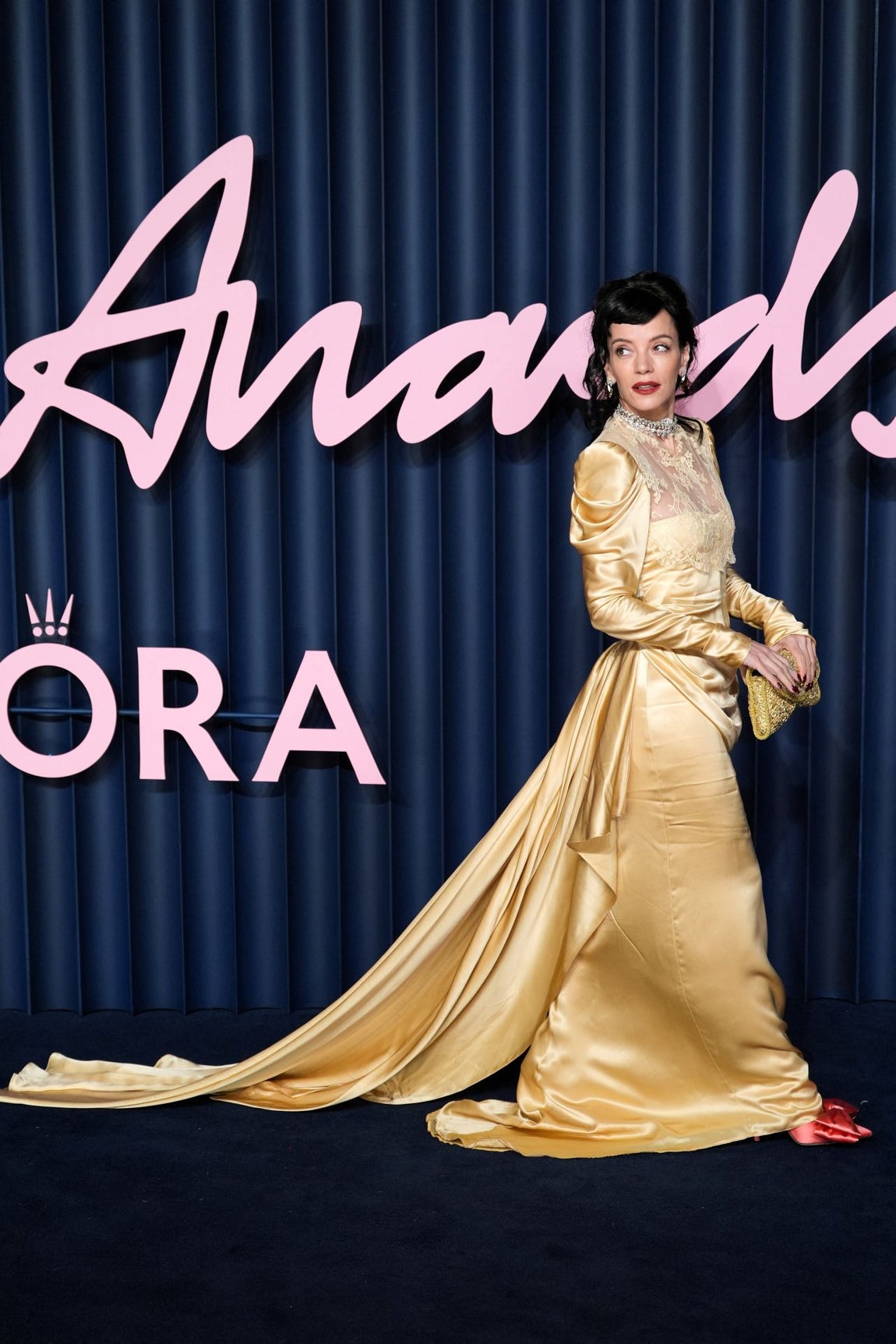 Lily Allen llevó un diseño de Valentino de inspiración barroca con cola, encaje y mangas abullonadas. 