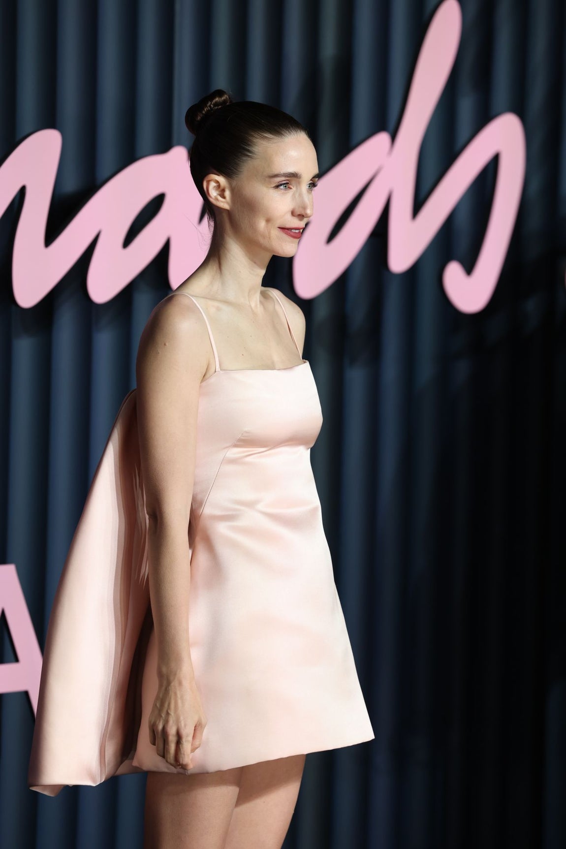 Rooney Mara también se decantó por un minivestido en color rosa empolvado con capa de Givenchy, que combinó con moño de bailarina. 