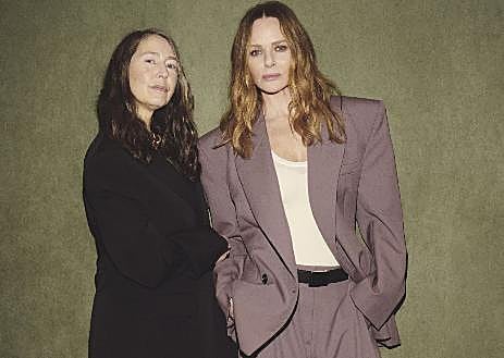 Imagen secundaria 1 - Famosas con diseños de la nueva colección que verá la luz en primavera 2026; Ann-Sofie Johansson junto a Stella McCartney
