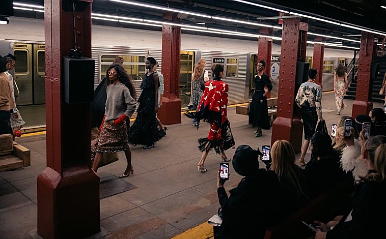 Imagen principal - Modelos de Chanel durante el desfile celebrado en el metro de Nueva York