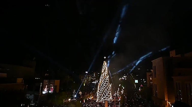 Grandes árboles decorados dan la bienvenida a la Navidad en Líbano